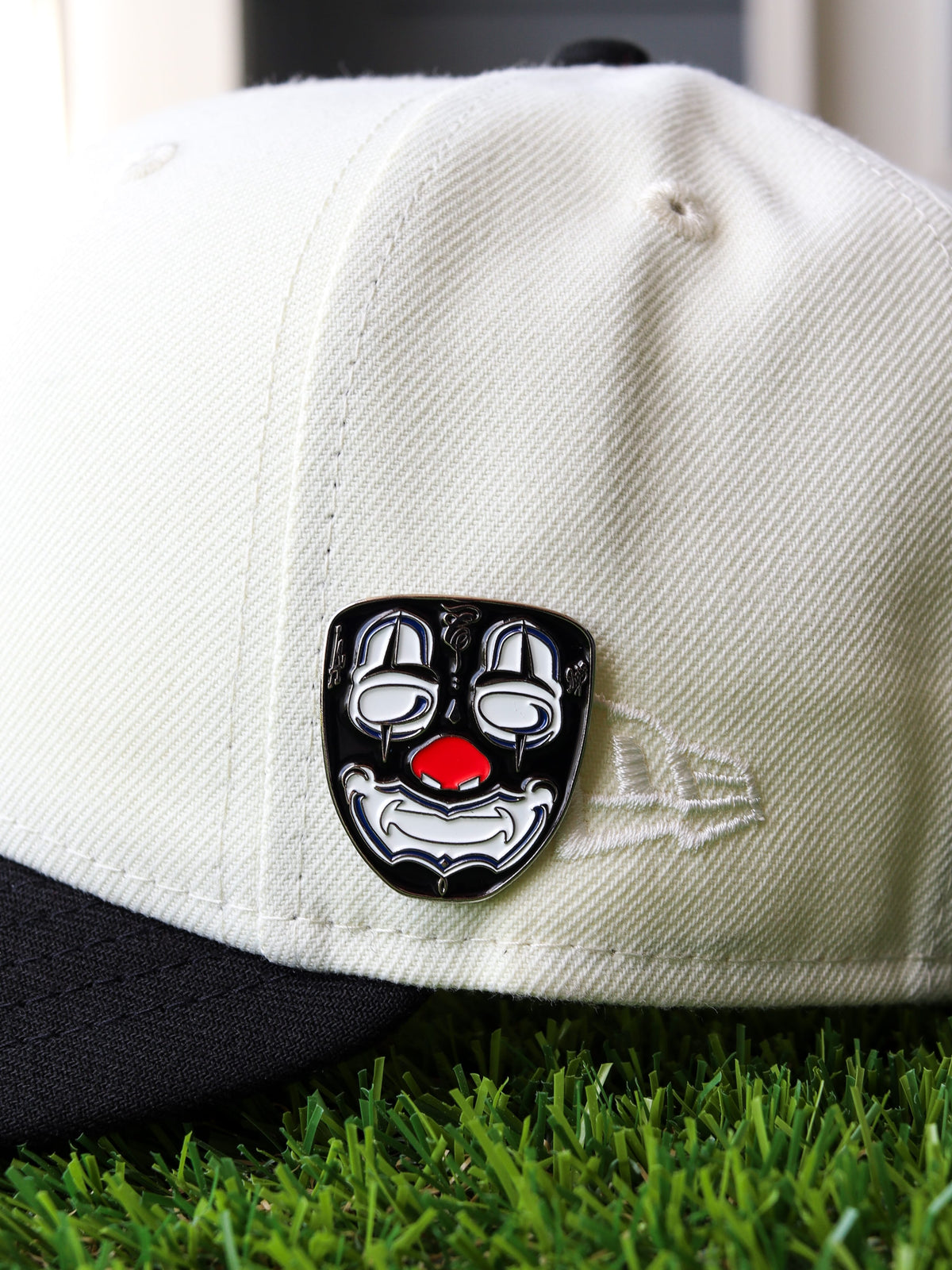LA (Black) mask pin