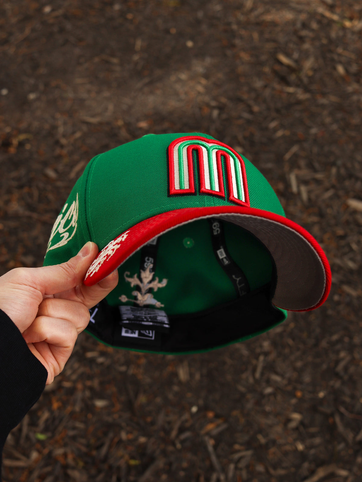 Green/red mexico floral design