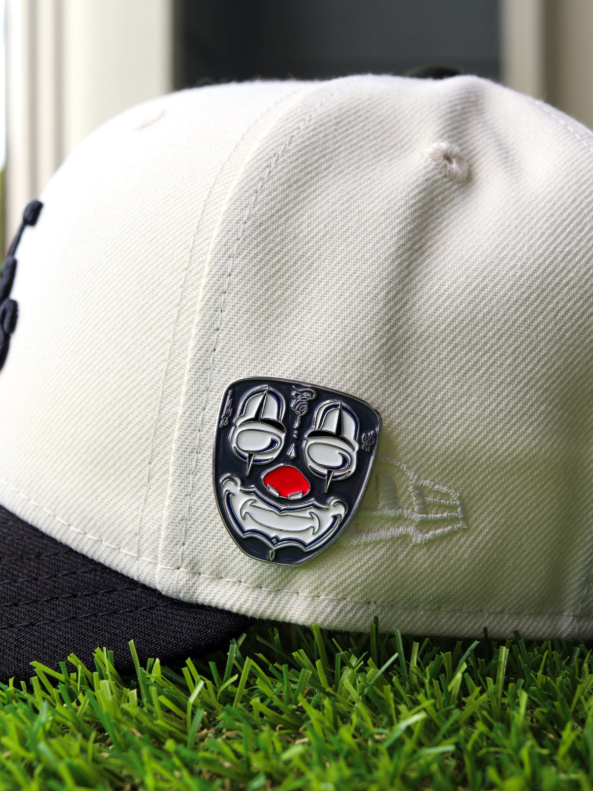 (GREY) LA mask pin