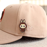 Brown labubu pin - BeisbolMXShop