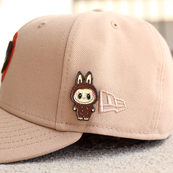 Brown labubu pin - BeisbolMXShop