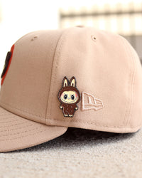 Brown labubu pin - BeisbolMXShop