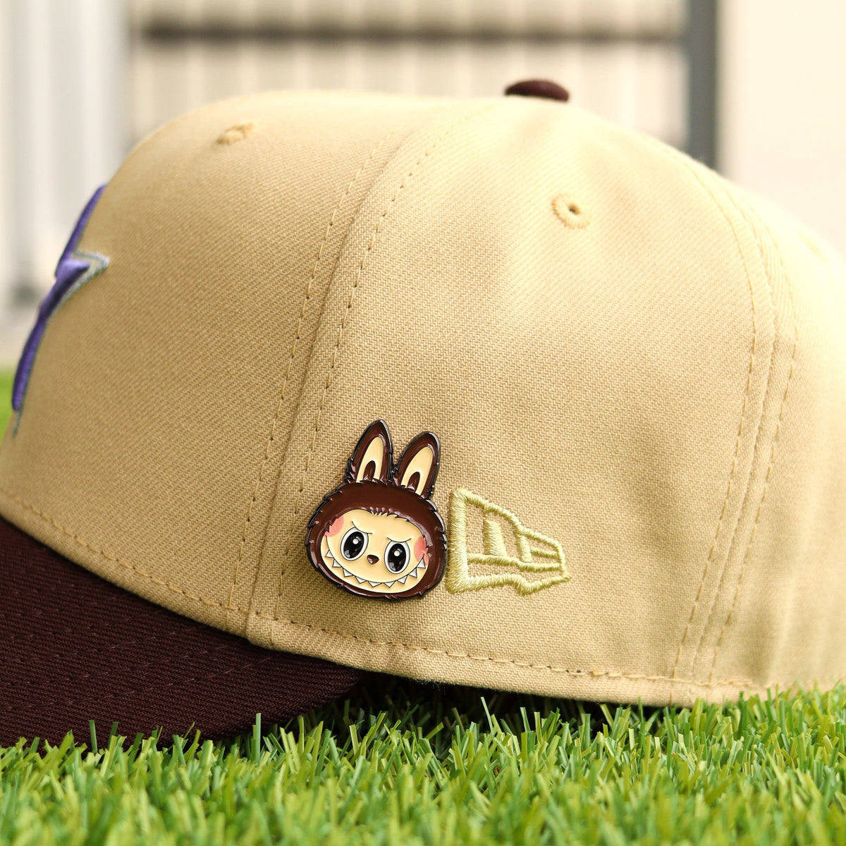 (Face) brown labubu pin - BeisbolMXShop