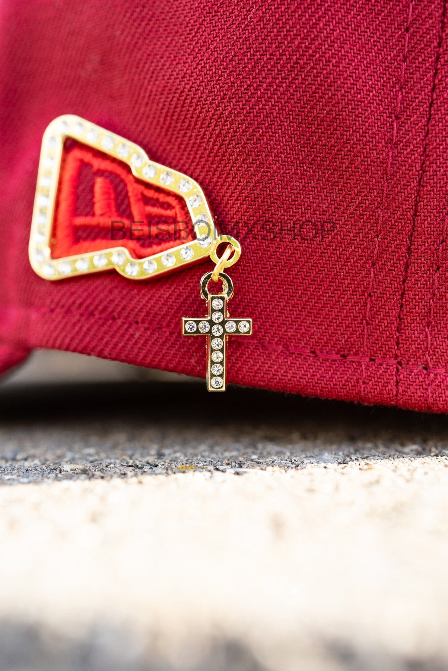 Gold NE cross pin - BeisbolMXShop