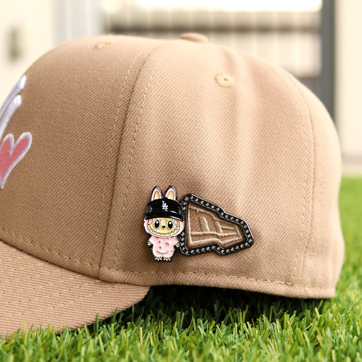 (NE) pink labubu pin - BeisbolMXShop