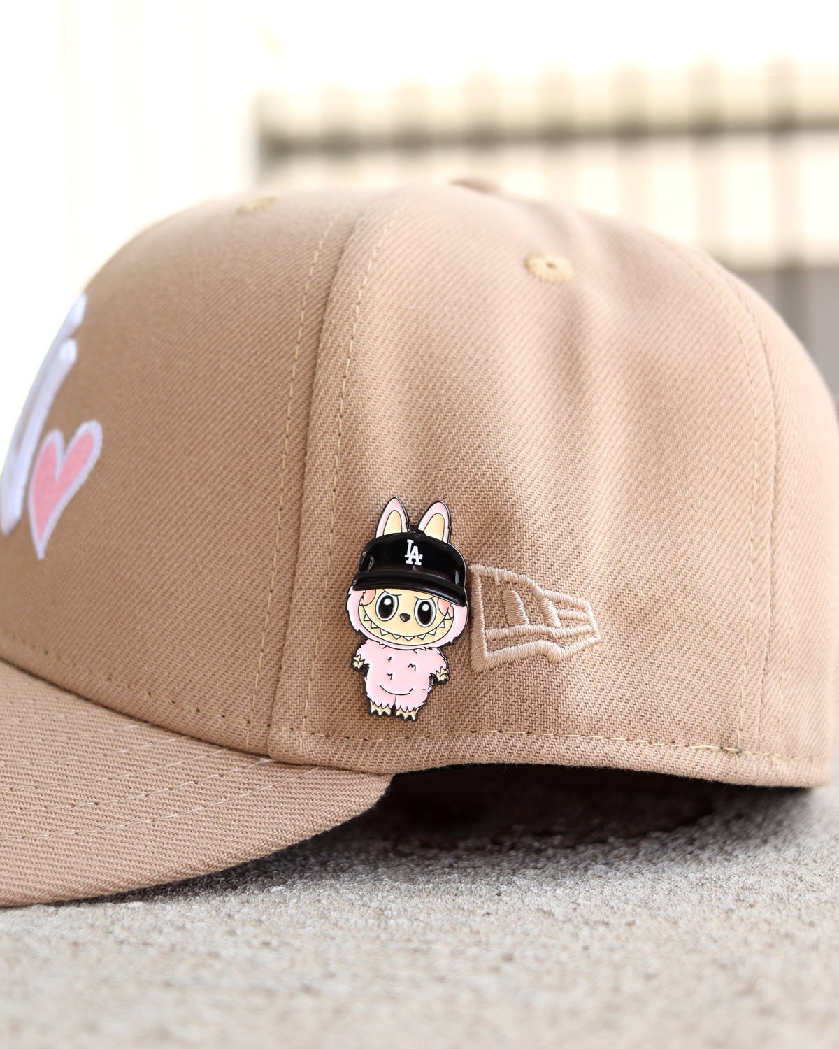 Pink (La) labubu pin - BeisbolMXShop