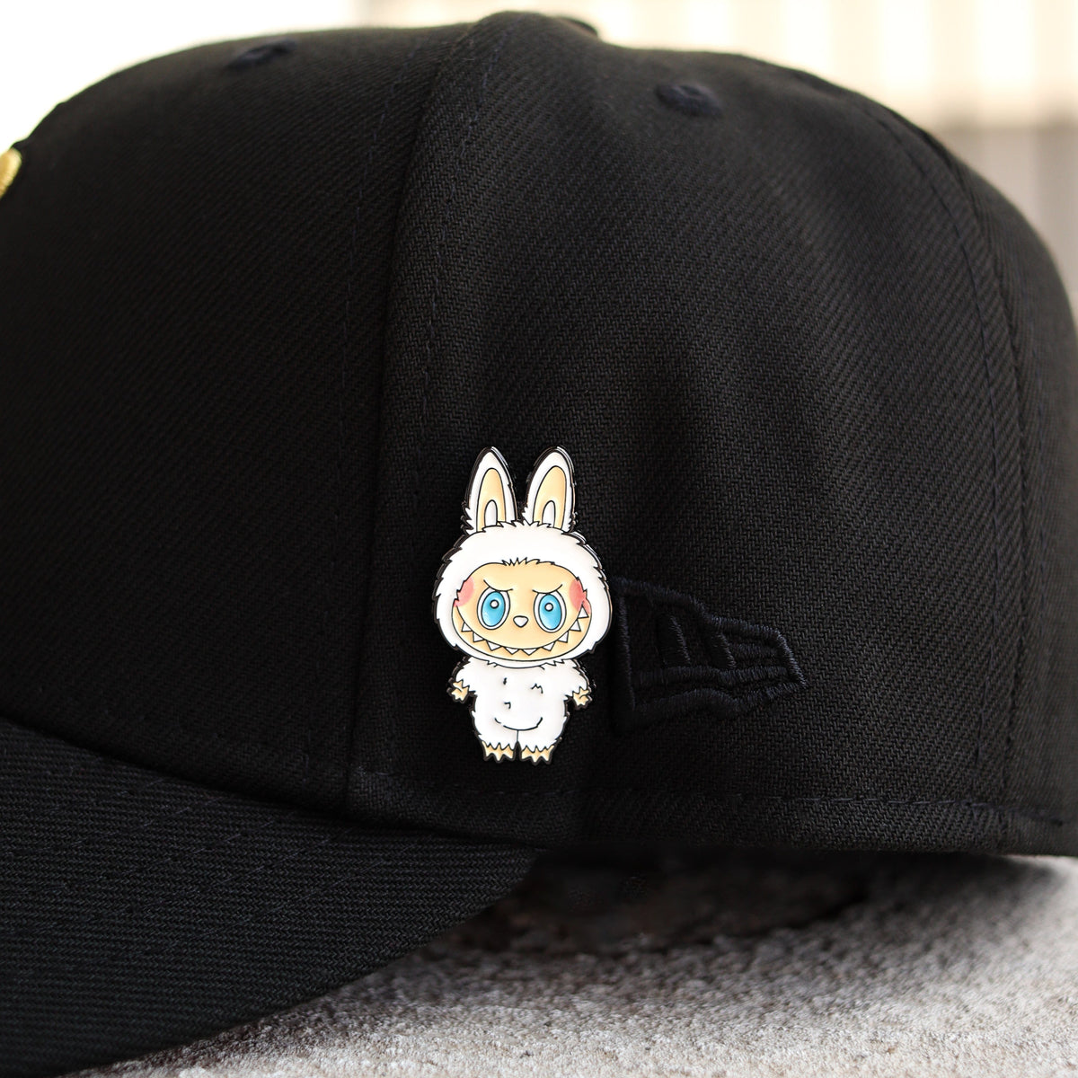 (white) labubu pin - BeisbolMXShop